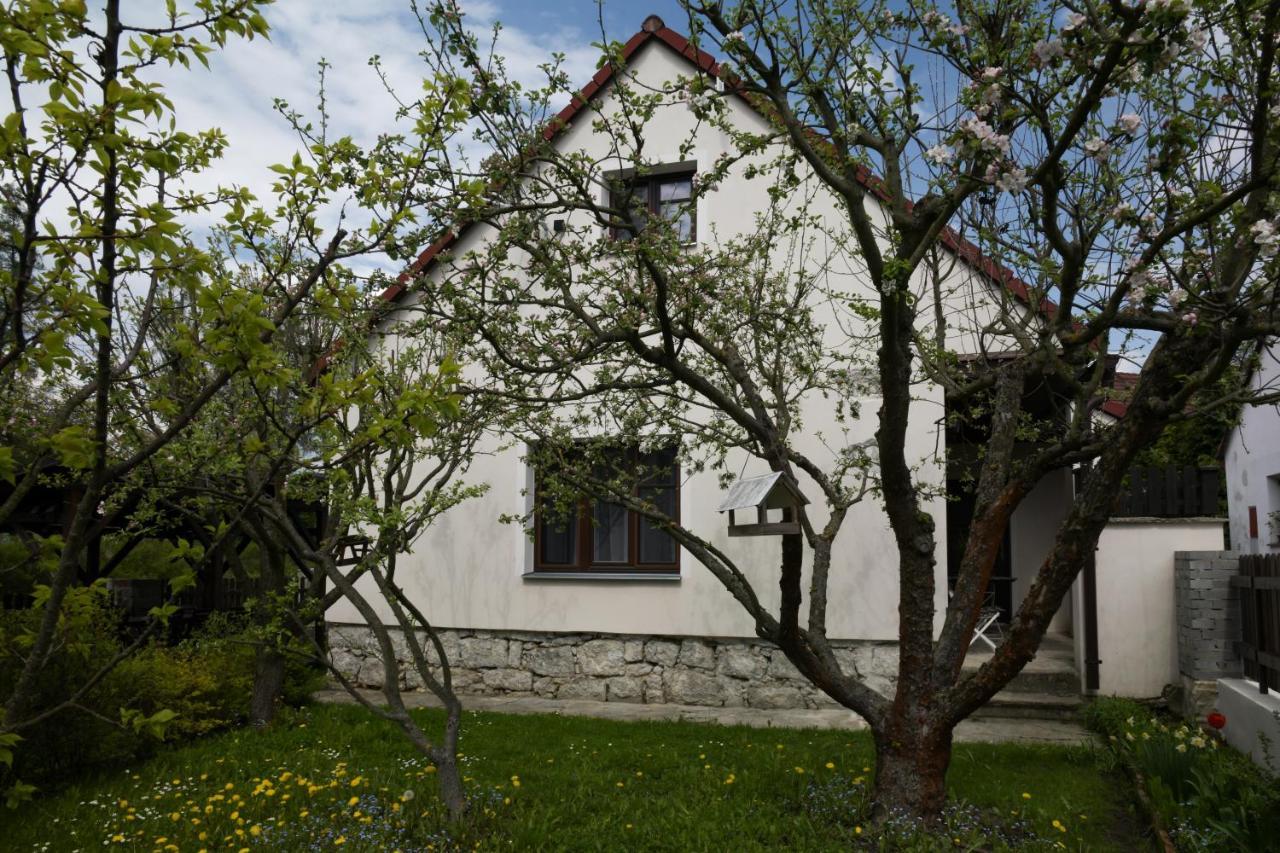 Hezka Chalupa — hotel in Strmilov