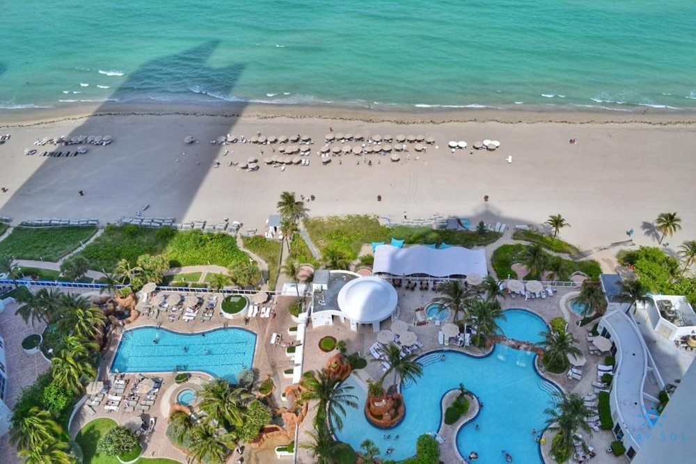 Luxury Bayfront Studio with Balcony Amazing Pool - photo 8