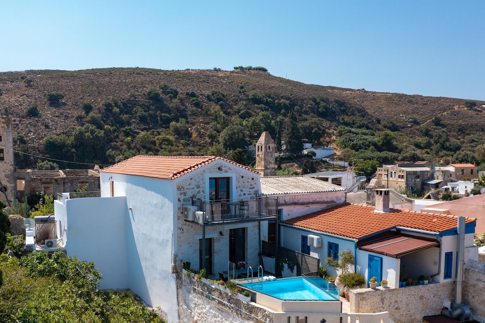 Iliahtida Villa — 4-Star Luxury Hotel in Rethymno, Greece