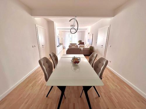 Apartment Lana Two Bedroom Apartment with Terrace and Sea View