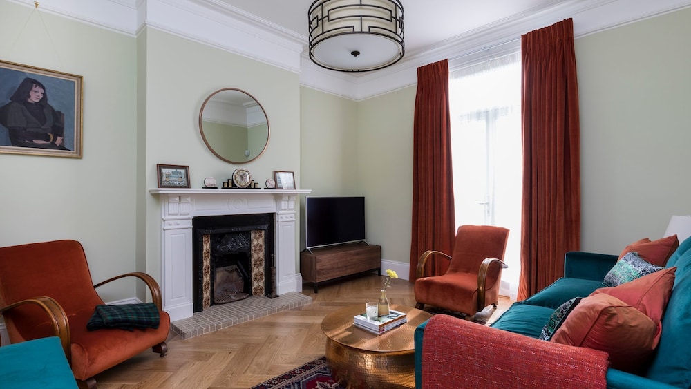 Impressive 5BR family home in Leafy — 4-Star Luxury Hotel in London, United Kingdom