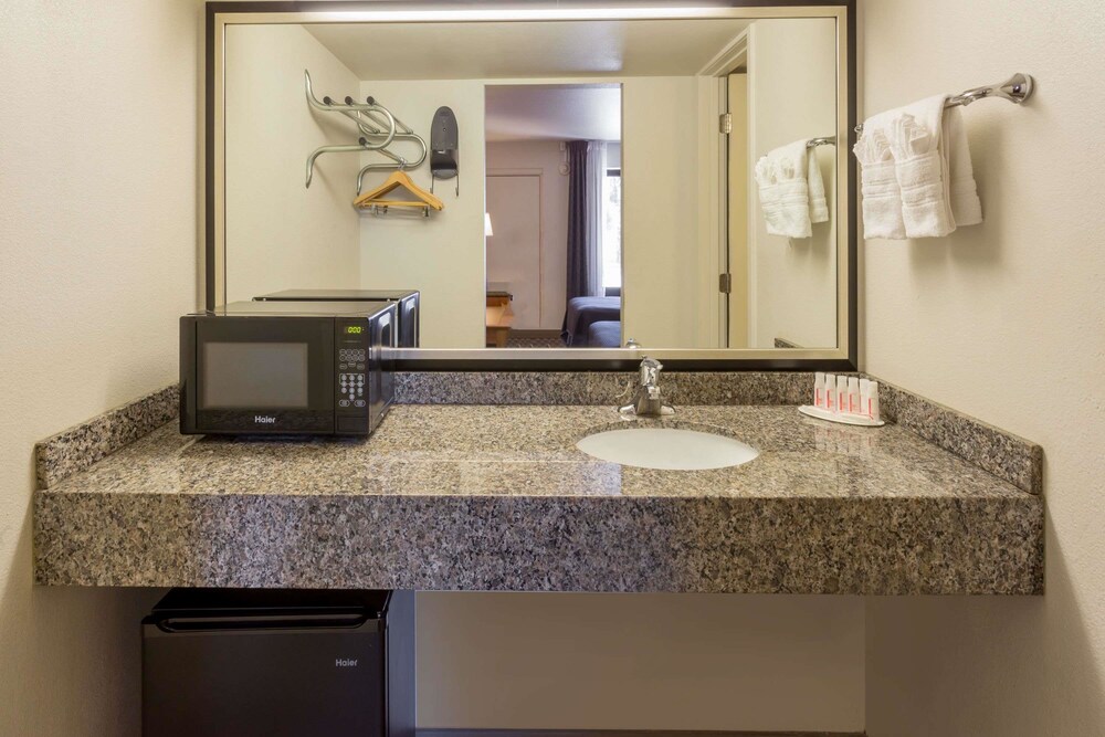 Howard Johnson Scottsdale Old Town - photo 10