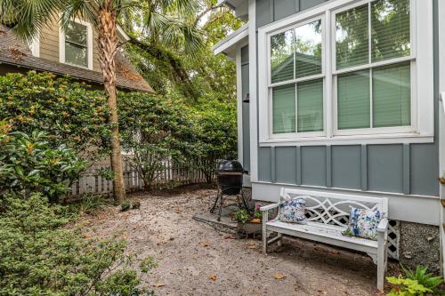 1052 Village Oaks Lane in Saint Simons Island, United States