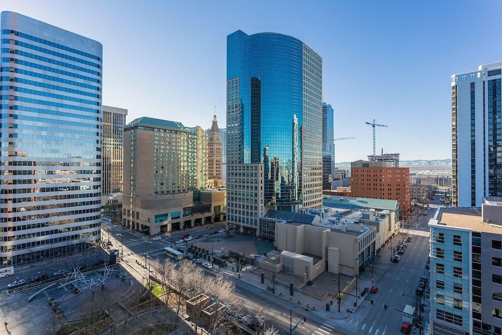 Open Modern Layout Breathtaking Downtown Views - photo 2