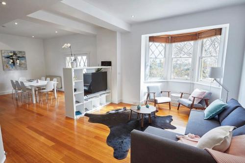Large Two Bedroom Apartment with City Park and Bay views — 4-Star Luxury Hotel in Melbourne, Australia