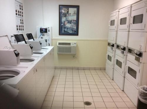 InTown Suites Extended Stay Chicago IL Elk Grove O'Hare - photo 12