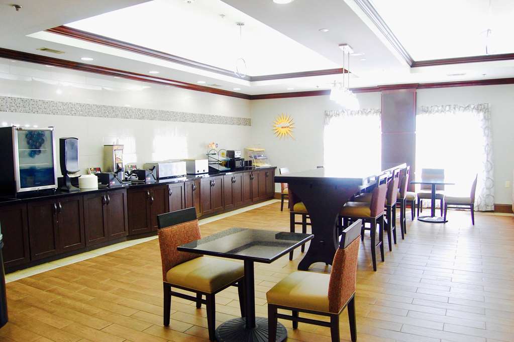 La Quinta Inn & Suites by Wyndham Tupelo - photo 33