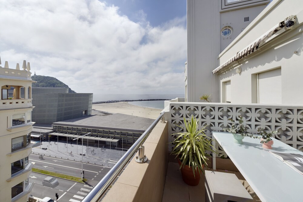 Beach House 2 by FeelFree Rentals — 4-Star Luxury Hotel in San Sebastian, Spain