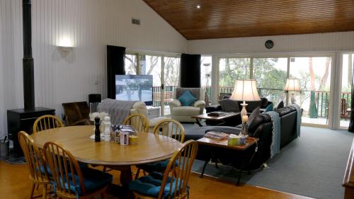 Valley View Luxury Retreat — Newcastle — photo 4