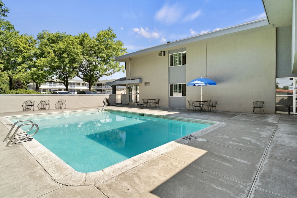Travelers Inn Medford - photo 18