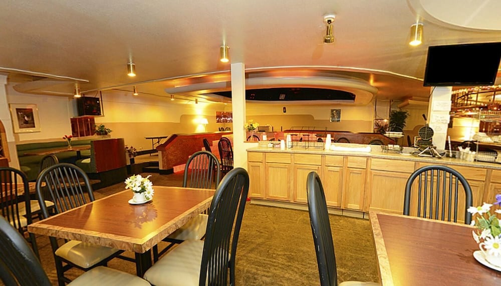 Howard Johnson by Wyndham Benton Harbor St. Joseph - photo 31