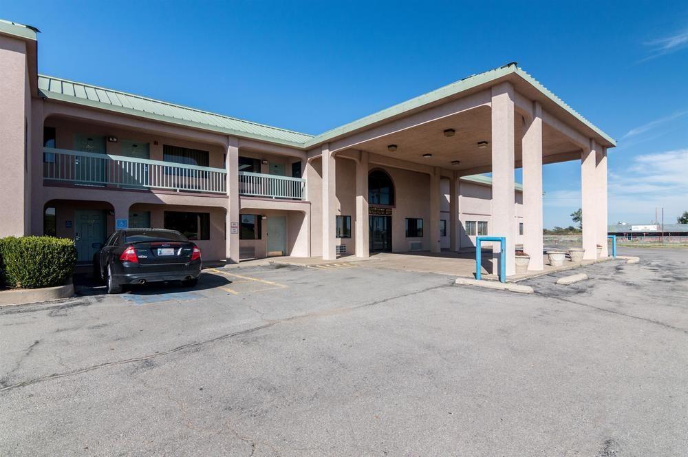 Premier Inn & Suites - photo 2
