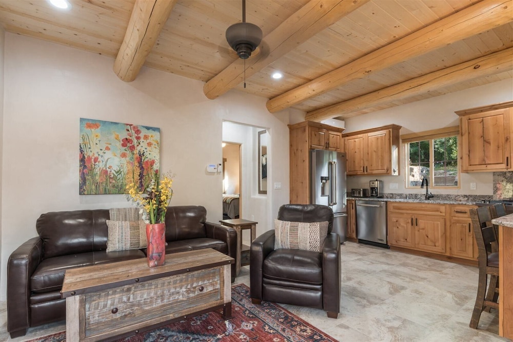 Bella Sweet Casita in the Heart of Santa Fe Six Blocks to the Plaza — 4-Star Luxury Hotel in Santa Fe, United States