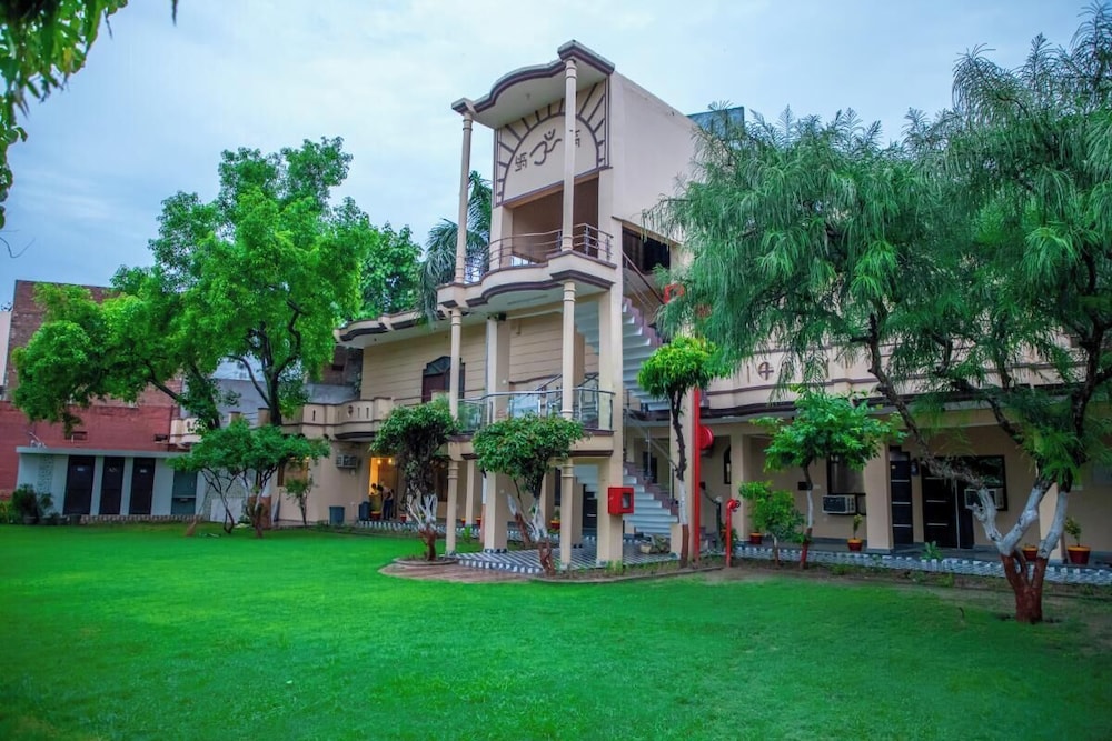 Hotel Hari Sharanam — hotel in Kannauj