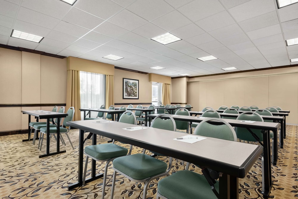 Hampton Inn & Suites Brunswick - photo 35