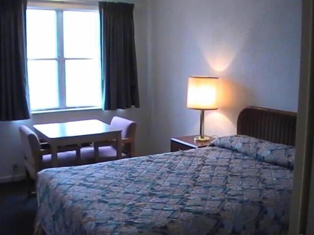 Hometown Inn Galion - photo 11