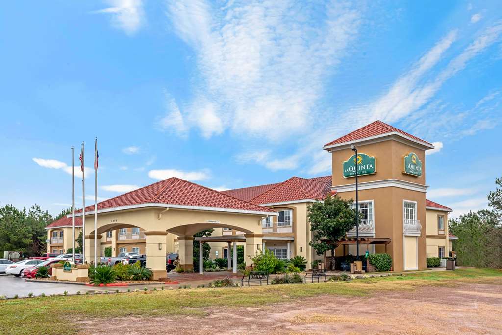 La Quinta Inn & Suites by Wyndham Conroe - featured photo