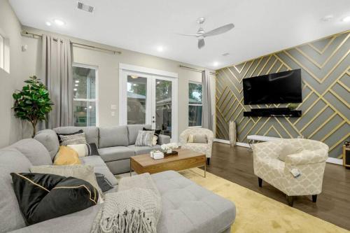 Gray Lux Hse 3BR 3 and half Ba MedCenter DownTWN HotTub in Houston, United States