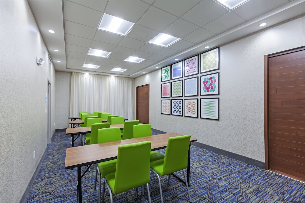 Holiday Inn Express & Suites Tulsa Northeast Owasso by IHG - photo 41