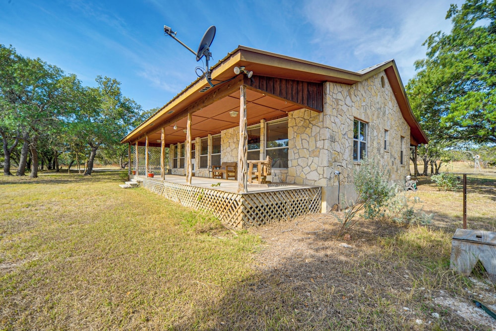 Pet friendly Hill Country Retreat w Deck — hotel in Harper