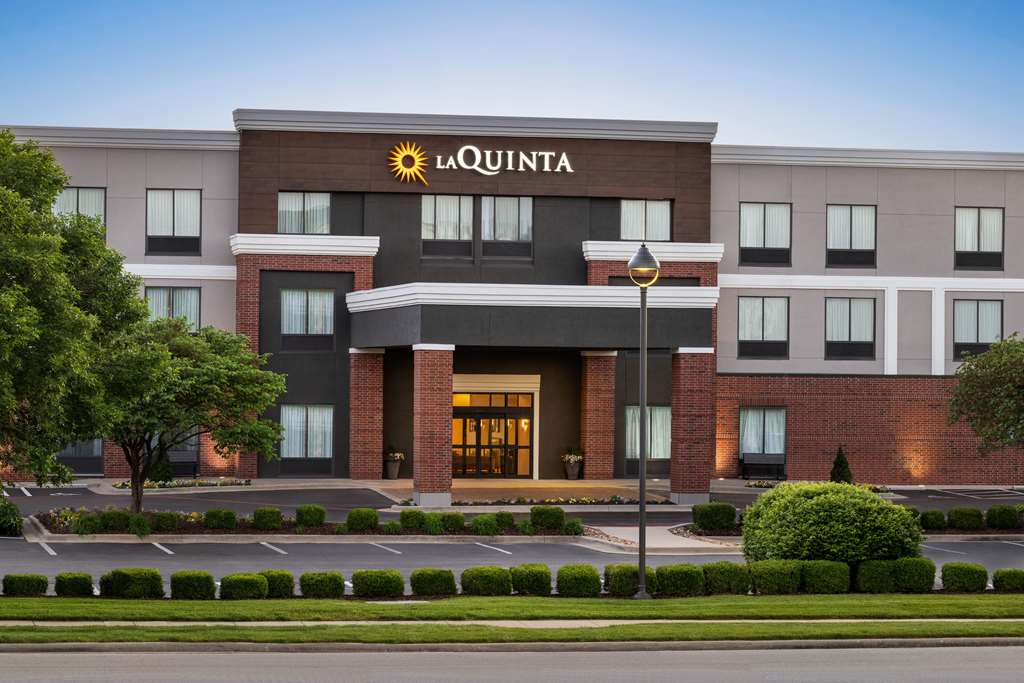 La Quinta Inn & Suites by Wyndham Springfield Airport Plaza - featured photo