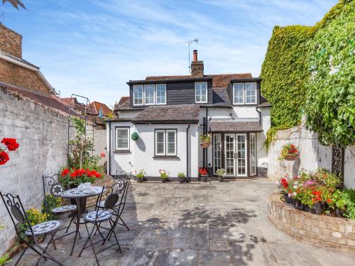 Cutters Cottage — 4-Star Luxury Hotel in Roydon, United Kingdom