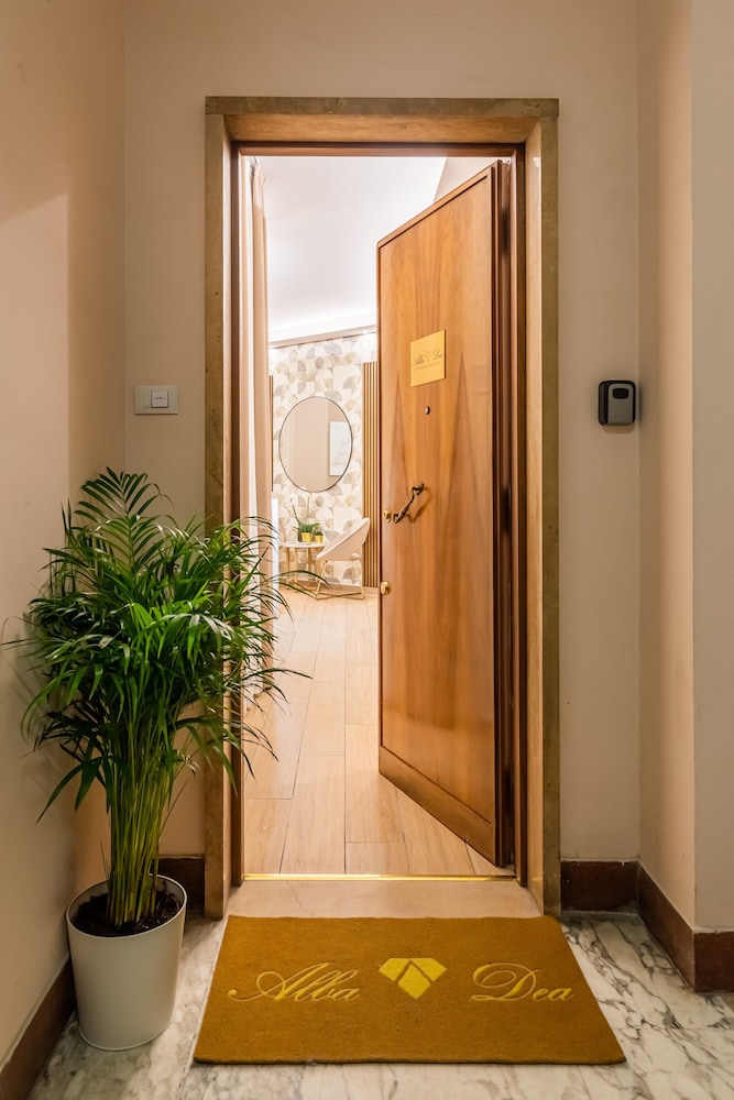 AlbaDea Suites&Jacuzzi — 4-Star Luxury Hotel in Rome, Italy