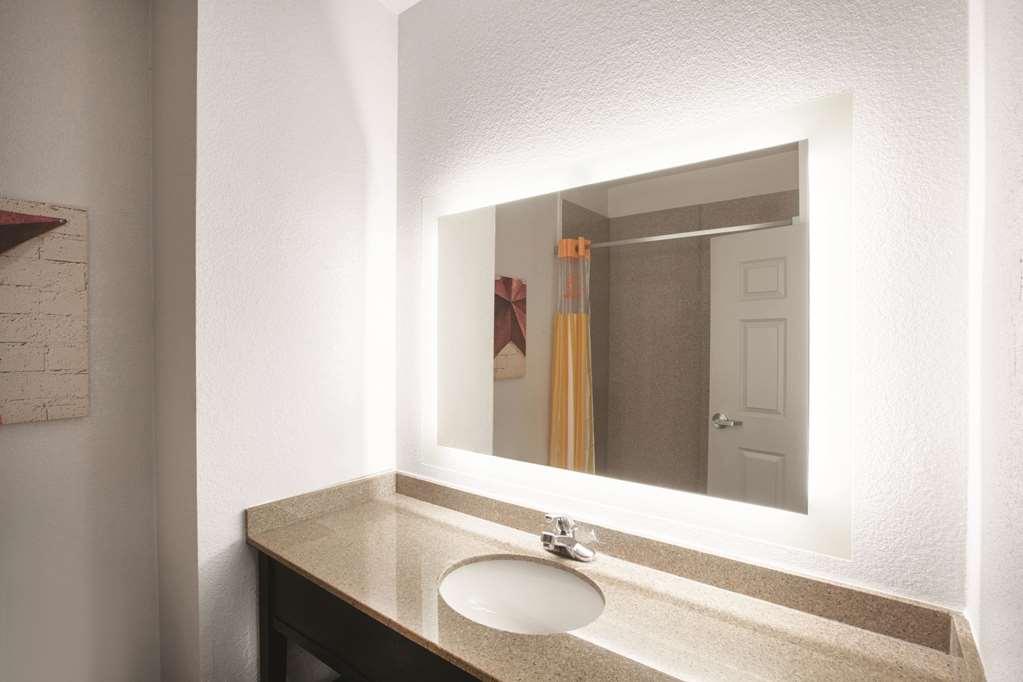 La Quinta Inn & Suites by Wyndham Mansfield TX - photo 8