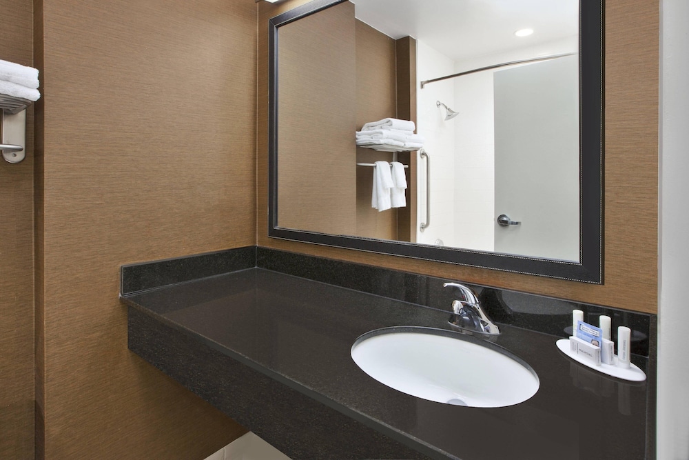 Fairfield Inn & Suites by Marriott Milwaukee Downtown - photo 17