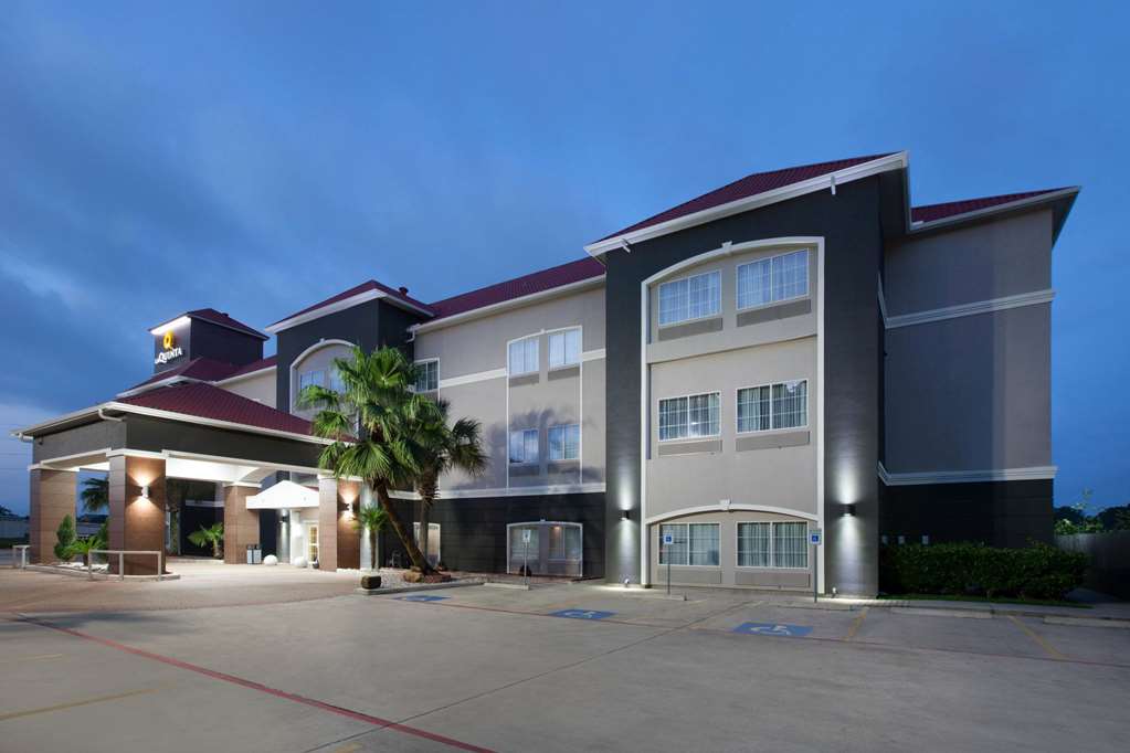 La Quinta Inn & Suites by Wyndham Houston New Caney - photo 4