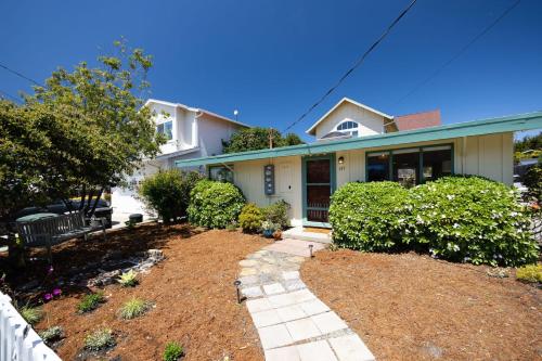 Private Cottage House Walk to Beaches HarborFood Trials so much more — 4-Star Luxury Hotel in El Granada, United States