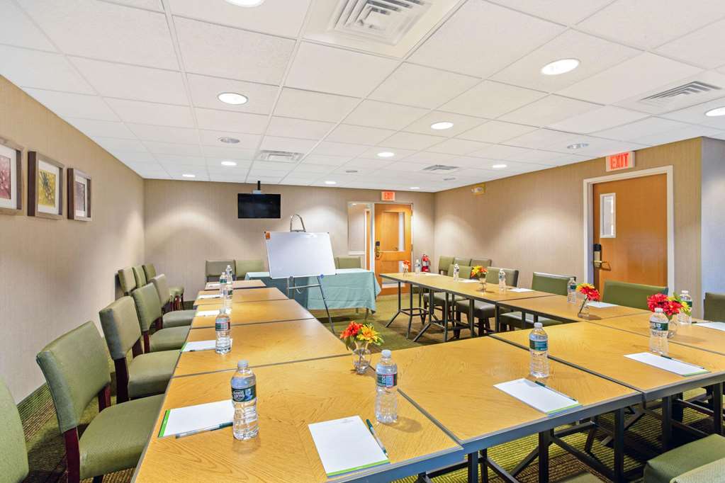La Quinta Inn & Suites by Wyndham Boston Somerville - photo 45