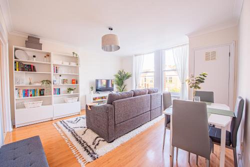 Elegant 2 Bedroom Flat in London — 4-Star Luxury Hotel in London, United Kingdom