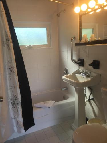 Claddagh Motel & Suites - photo 74