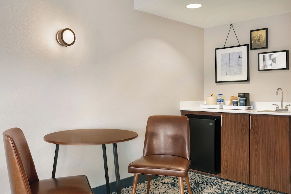 Four Points by Sheraton Raleigh Arena - photo 9