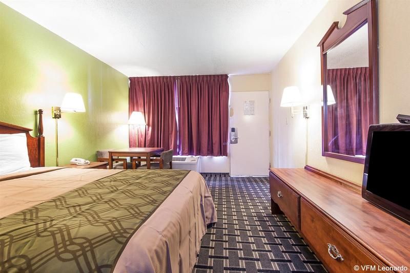 Econo Lodge Cleveland - photo 25