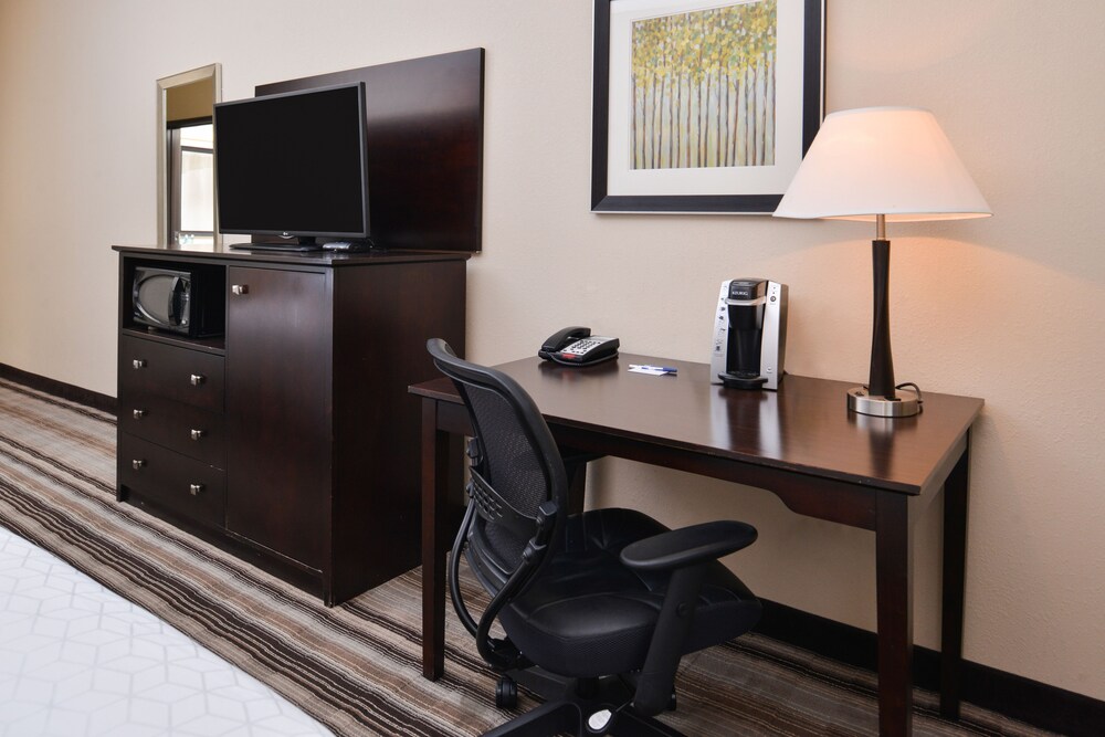 Holiday Inn Express Hotel & Suites Emporia Northwest by IHG - photo 6