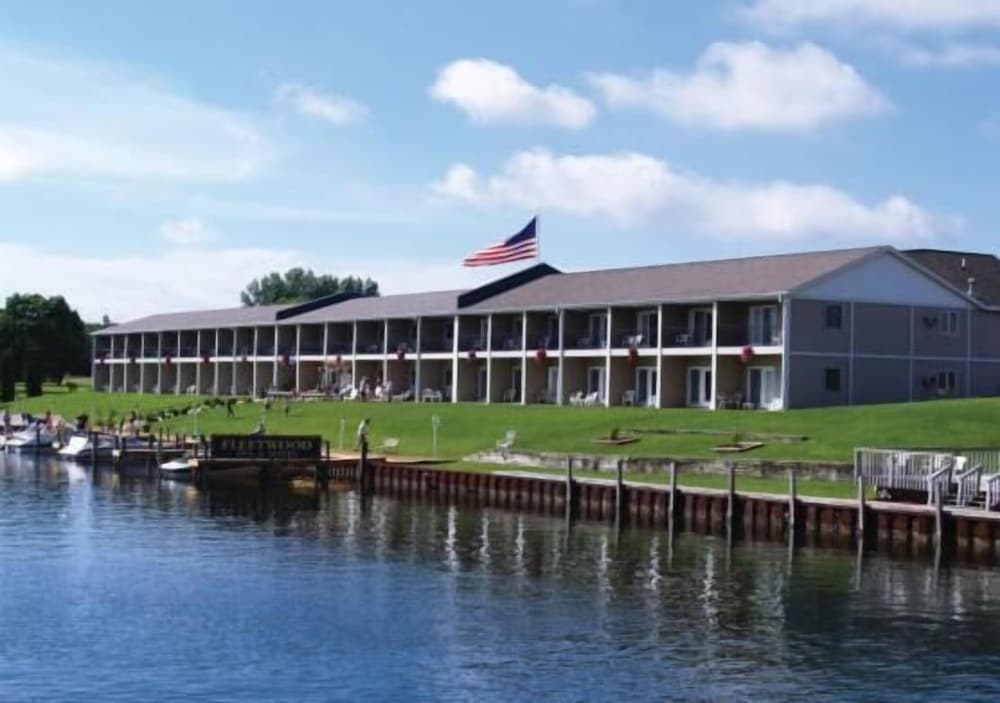 Fleetwood Inn & Suites - photo 36