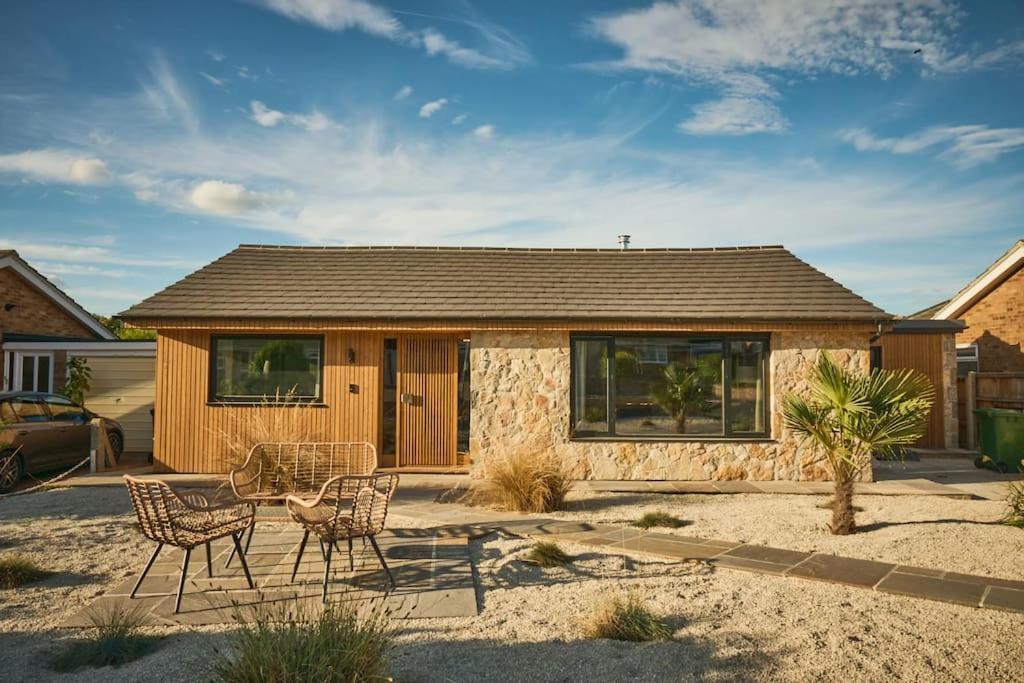 Cromer Luxury Palm Springs Bungalow with Pool Room — 4-Star Luxury Hotel in Overstrand, United Kingdom