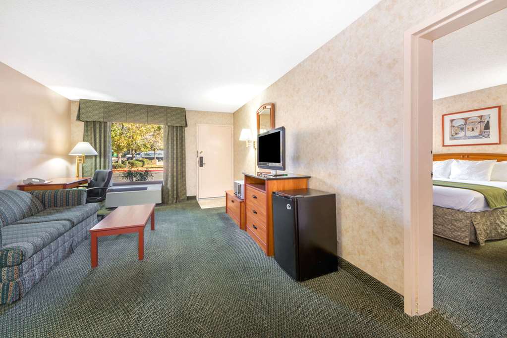 Days Inn & Suites by Wyndham Albuquerque North - photo 9