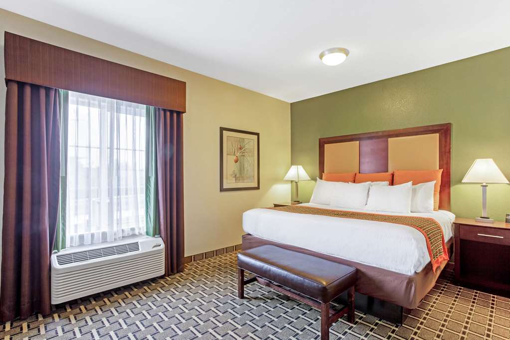 La Quinta Inn & Suites by Wyndham Lancaster - photo 19