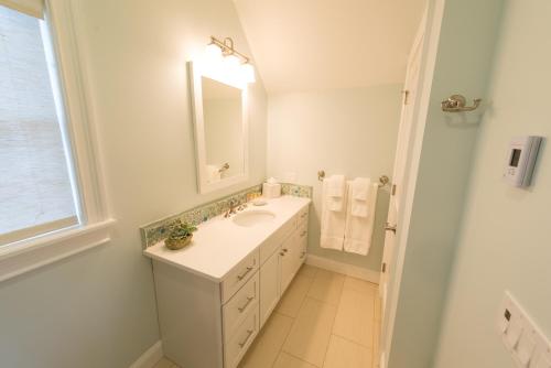 The East Island Reserve Hotel - photo 42