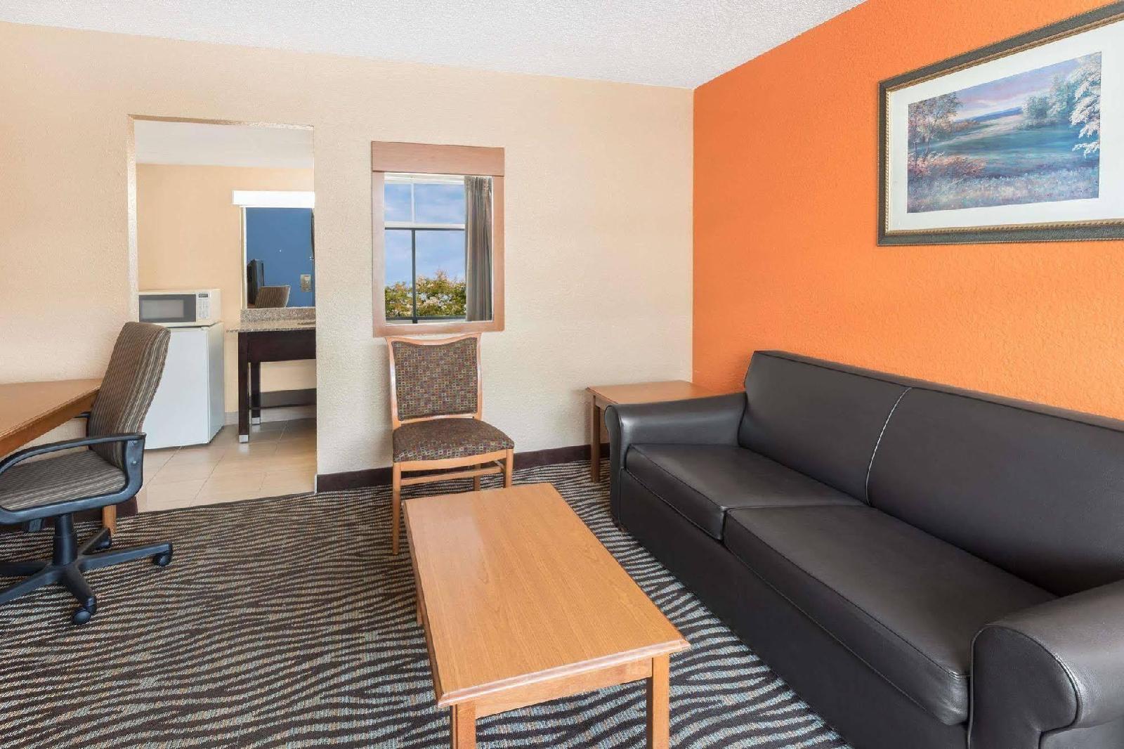 Howard Johnson Inn and Suites Columbus - photo 9