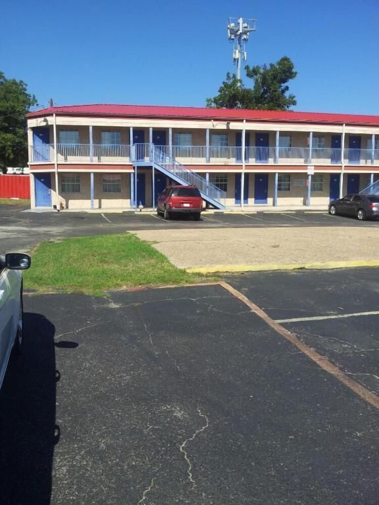 Deluxe Inn