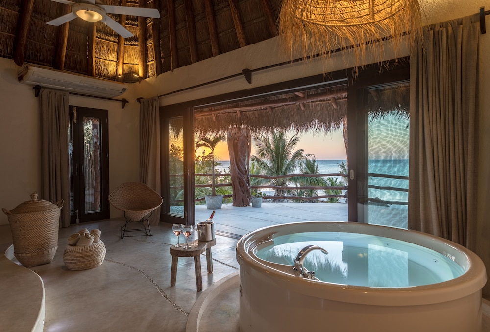 Jetted tub