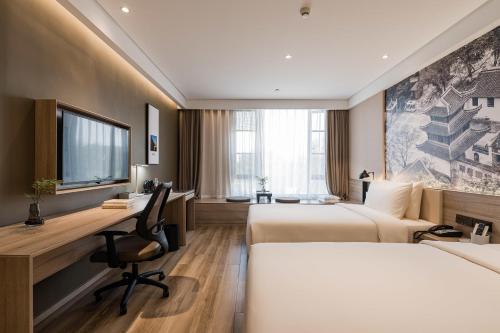 Atour Hotel Zhenjiang Xijindu Jinshan Temple — 4-Star Luxury Hotel in Zhenjiang, People's Republic of China