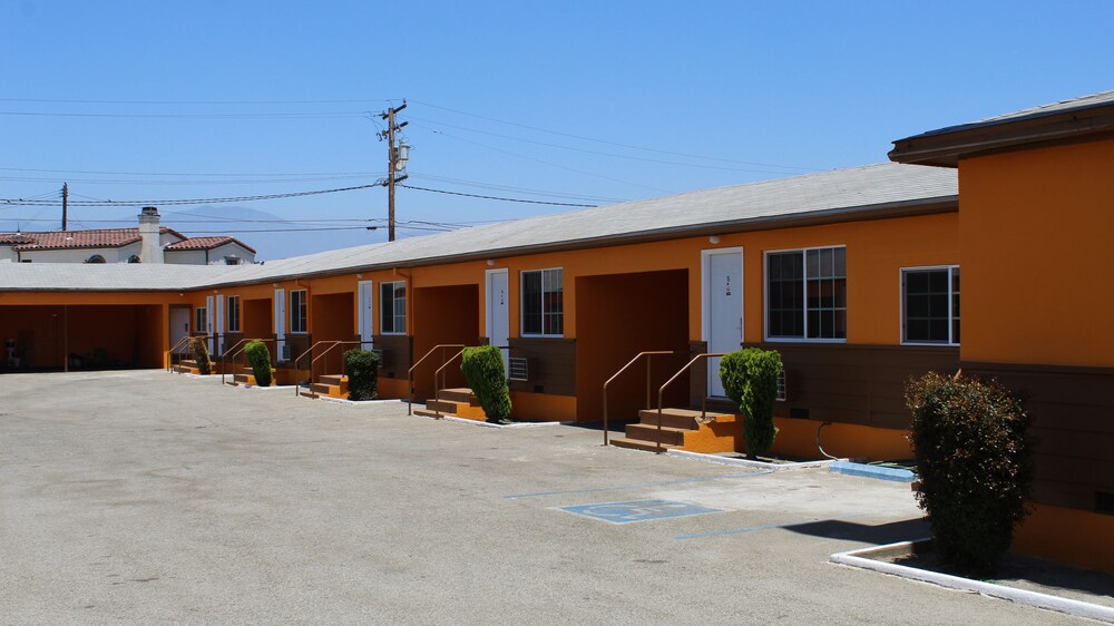 Aristocrat Motel - photo 16