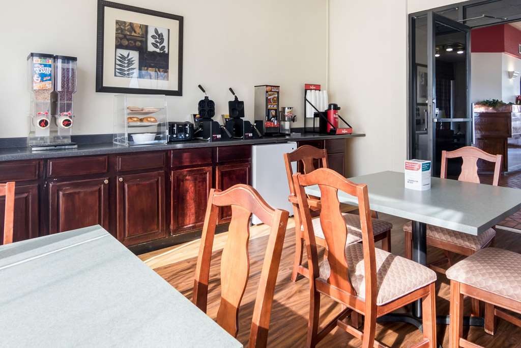 Econo Lodge Inn & Suites Conference Center - photo 26