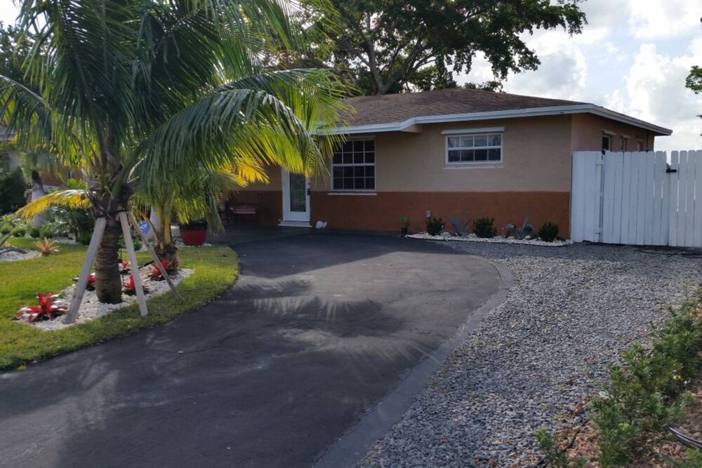 Beautiful Lakeview Sunsets Resort 3BR — hotel in Davie