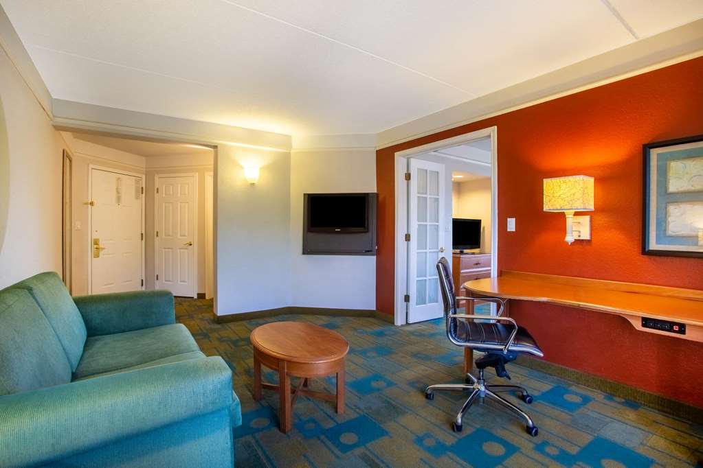 La Quinta Inn & Suites by Wyndham Charlotte Airport South - photo 5